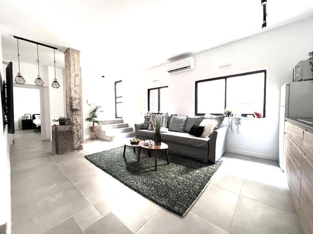 Апартаменты Florentine Modern With Cool Private Terrace Тель-Авив
